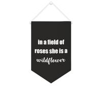 Yelolyio Bandiera da parete in tela con citazione ispiratrice in un campo di rose, she is a Wildflower Wall Art Hanging Banner Home Office Decor 25 x 38 cm tela banner regali di inaugurazione della