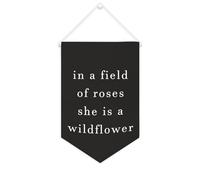 Yelolyio Bandiera da parete in tela con citazione ispiratrice in un campo di rose, she is a Wildflower Wall Art Hanging Banner Home Office Decor 25 x 38 cm tela banner regali di inaugurazione della