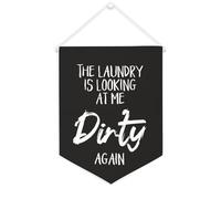 Yelolyio Bandiera da parete in tela con citazione ispiratrice The Laundry Is Looking At Me Dirty Again, striscione da appendere per casa e ufficio, 30,5 x 40,6 cm, regalo di inaugurazione della casa