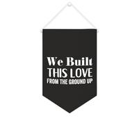 Yelolyio Bandiera da parete in tela con citazione ispiratrice We Built This Love From The Ground Up Wall Art Hanging Banner Home Office Decor 25 x 38 cm tela banner regali di inaugurazione della casa