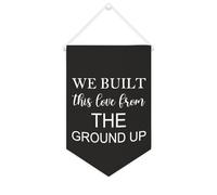 Yelolyio Bandiera da parete in tela con citazione ispiratrice We Built This Love from The Ground Up Wall Art Hanging Banner Home Office Decor 25 x 38 cm tela banner regali di inaugurazione della casa