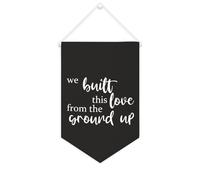Yelolyio Bandiera da parete in tela con citazione ispiratrice We Built This Love from The Ground Up Wall Art Hanging Banner Home Office Decor 25 x 38 cm tela banner regali di inaugurazione della casa