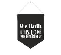 Yelolyio Bandiera da parete in tela con citazione ispiratrice We Built This Love From The Ground Up Wall Art Hanging Banner Home Office Decor 25,4 x 30,5 cm banner in tela regali di inaugurazione