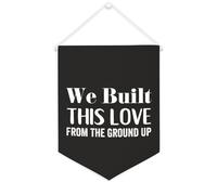 Yelolyio Bandiera da parete in tela con citazione ispiratrice We Built This Love From The Ground Up Wall Art Hanging Banner Home Office Decor 30,5 x 40,6 cm banner in tela regali di inaugurazione