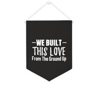 Yelolyio Bandiera da parete in tela con citazione ispiratrice We Built This Love From The Ground Up Wall Art Hanging Banner Home Office Decor 30,5 x 40,6 cm banner in tela regali di inaugurazione
