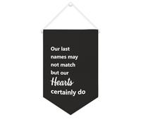 Yelolyio Bandiera da parete in tela con citazione motivazionale, con scritta in lingua inglese "Our Last Names May Not Match But Our Hearts Certainly Do", decorazione per casa e ufficio, 25,4 x 38,1