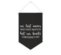 Yelolyio Banner in tela con scritta "Our Last Names May Not Match But Our Hearts Certainly Do", 25,4 x 38,1 cm, motivazionale, da appendere alla parete, decorazione da parete per camera da letto