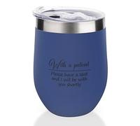 Yelolyio Blue12oz Bicchiere da vino in acciaio antiruggine con un paziente, si prega di avere un posto e io sarò con voi brevemente isolato bicchiere da vino con coperchio scorrevole, divertente tazza