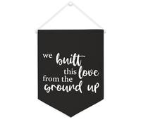 Yelolyio Striscione in tela con scritta in inglese "We Built This Love from the Ground Up", da appendere alla parete, decorazione per la casa, per soggiorno, camera da letto, ufficio, regali per