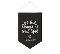 Yelolyio Striscione in tela con scritta in lingua inglese "We Love Because He First Loved Us.1 John 4: 19", da appendere alla parete, decorazione per la casa, per soggiorno, camera da letto, ufficio