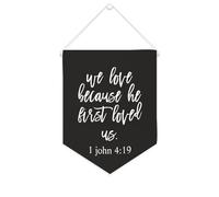 Yelolyio Striscione in tela con scritta in lingua inglese "We Love Because He First Loved Us.1 John 4: 19", da appendere alla parete, decorazione per la casa, per soggiorno, camera da letto, ufficio
