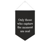 Yelolyio Striscione in tela con scritta "Only Those Who Cture The Moment Are Real Canvas 25 x 38 cm motivazionale da appendere alla parete bandiera decorativa su tela gagliardetto decorazione da
