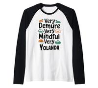 YOLANDA Personalized Very Demure Very Mindful YOLANDA Name Maglia con Maniche Raglan
