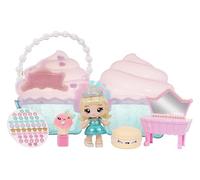 Yummiland Beauty Bag Playset + Lip Gloss Doll - Cupcake Bag - Include l'esclusiva Torta di Compleanno di Callie, Smalto per Unghie + Adesivi, Brillantini, Gioco Cosmetico, Collezionabile
