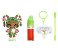 Yummiland x Holiday Lip Gloss Doll - Halle Candy Cane - Include 1 Bambola, Lucidalabbra fai da te + Portachiavi, Gioco cosmetico, Collezione Stagionale. Età 4+