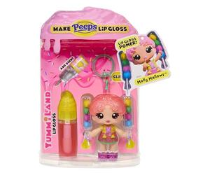 Yummiland x PEEPS Lip Gloss Doll - Molly Mallows - Include 1 bambola, lucidalabbra Profumato fai-da-te, Abiti Rimovibili e Portachiavi, età 4+