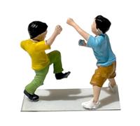 Yunhgft Statuetta in Miniatura Dipinta in 1/64, Ideale per Decorare Un'area Giochi per Bambini O per Creare Una Mini Decorazione Architettonica, Due Ragazzi Che Giocano