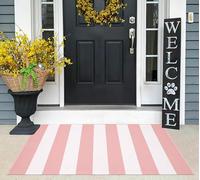 Zerbino da esterno lavabile a righe rosa e bianche a strati, 70x110 cm | Questo zerbino a strati e a righe rosa e bianche è lavabile e misura 27,5"x43,3", ideale per essere usato come zerbino