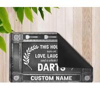 zerbino ingresso casa Questo è un divertente zerbino personalizzato con scritta House Runs On Darts per gli amanti delle freccette.