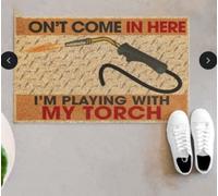 zerbino ingresso casa Saldatore, non entrare qui, sto giocando con il mio zerbino con la torcia