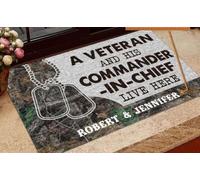 zerbino ingresso casa Zerbino personalizzato con scritta Veterano degli Stati Uniti in pensione e il suo comandante in capo vivono qui. Coppia di veterani mimetici vivono qui.