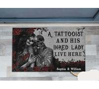 zerbino ingresso casa Zerbino personalizzato con teschio raffigurante una tatuatrice e una donna tatuata che vive qui