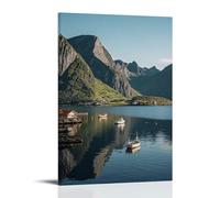 ZLLJXFZZ Poster artistico da appendere con fiordo sereno con scogliere ripide, acqua calma e un piccolo villaggio di pescatori in lontananza, decorazione moderna da appendere, 60 x 90 cm