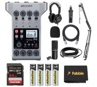 Zoom PodTrak P4 Multitraccia Recorder bundle con un kit microfono, cuffie, parabrezza, supporto microfono da tavolo, cavo XLR, braccio braccio, scheda microSD da 64 GB e batterie AA premium.