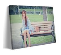 ZOZO HOUSE Asian Girl Sitting on A Long Bench Looking at You Camera da letto, 30 x 45 cm
