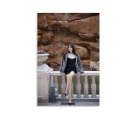 ZOZO HOUSE Asian Girl Sitting on Stone Fence Tela 08 x 12 pollici (20 x 30 cm)