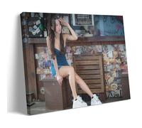 ZOZO HOUSE Asian Model Girl Sitting on Wooden Chair, decorazione moderna per la casa, 50 x 75 cm