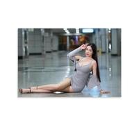 ZOZO HOUSE Sexy Asian Model Girl Sitting on the Floor with Legs Crossed Camera da letto 08 x 12 pollici (20 x 30 cm)