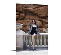 ZOZO HOUSE Stampa immagine Asian Girl Sitting on Stone Fence 20 x 30 pollici (50 x 75 cm)