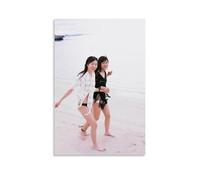 ZOZO HOUSE Two Asian Girls Playing Games on The Beach - Decorazione murale, 20 x 30 cm