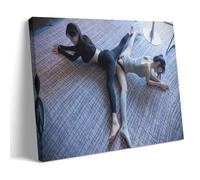 ZOZO HOUSE Two Girls Practicing Yoga on The Carpet, arte da parete, 30 x 45 cm