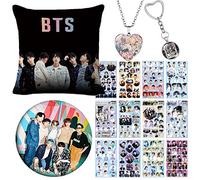 ZPPLD Kpop BTS Merchandise - Set regalo BTS per Army, 1 federa per cuscino BTS, 1 collana, 1 portachiavi, 12 foglio, 1 spilla, 40 x 40 cm, 40 x 40 cm, Foglio