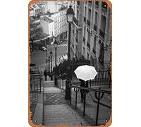 Zuhhgii Donna con ombrello bianco in piedi sulla scala a Montmartre Parigi Francia divertente latta metallo cartello bambino metallo poster Soul Art placca da parete decorazione per interni esterni