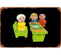 Zuhhgii Targa in latta retrò Fisher Price Little People Teacher At Her Desk With Students Vintage Funny Novelty Metal Signs Man Cave Segni Umoristici Film Musica Bar Art Poster Stampa retrò